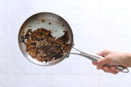 Cum să cureți grăsimea arsă de pe tigăi rapid cu ingrediente din bucătărie