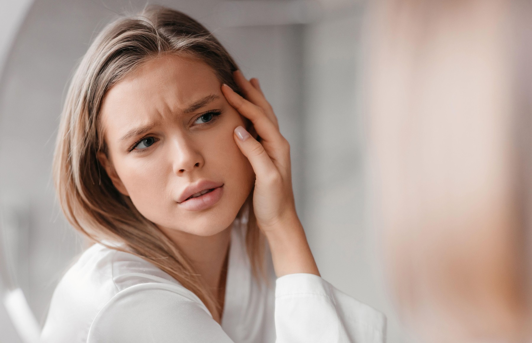 Obiceiuri zilnice, aparent inofensive, care pot agrava acneea. Sursa foto: Prostock-studio / Alamy / Profimedia