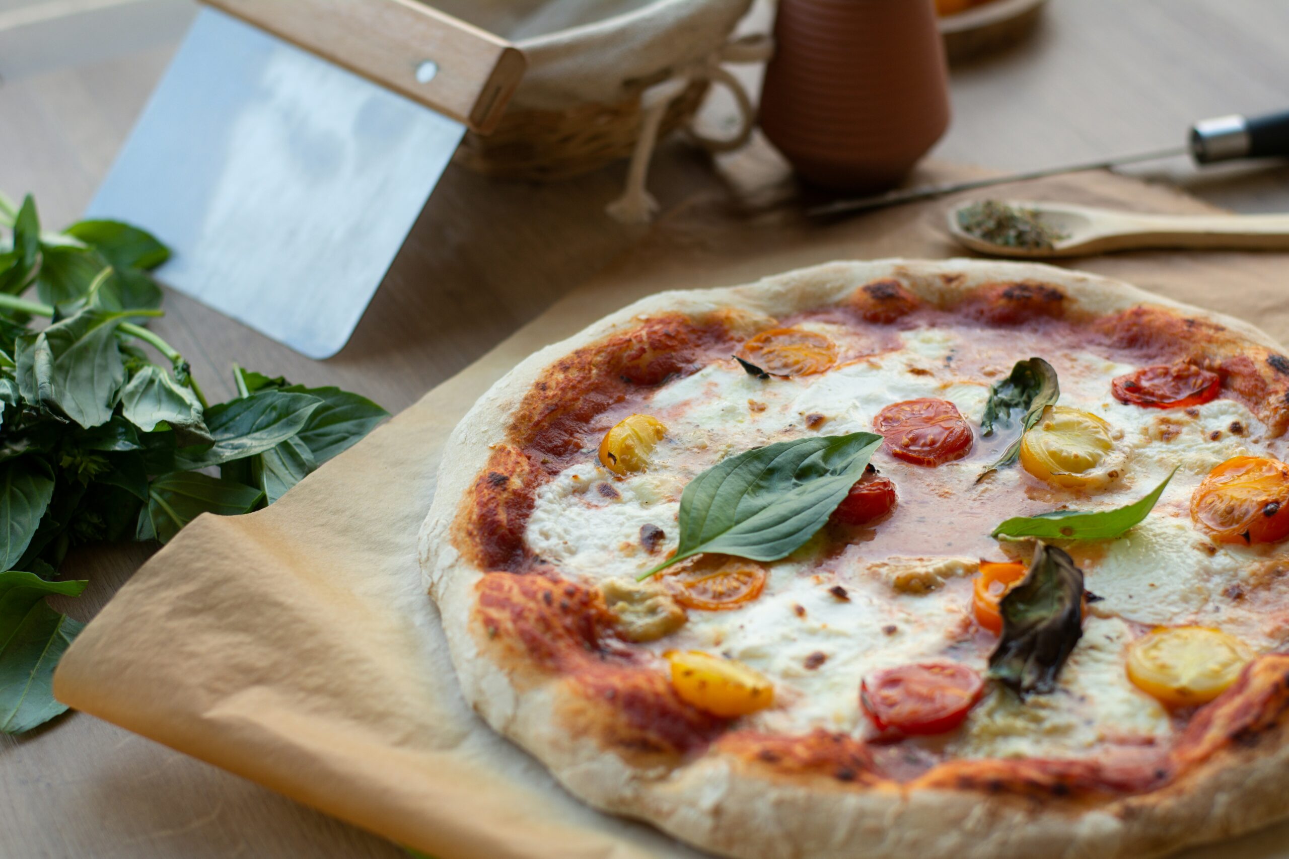 Cum obții un blat de pizza pufos, moale și gustos, chiar la tine acasă