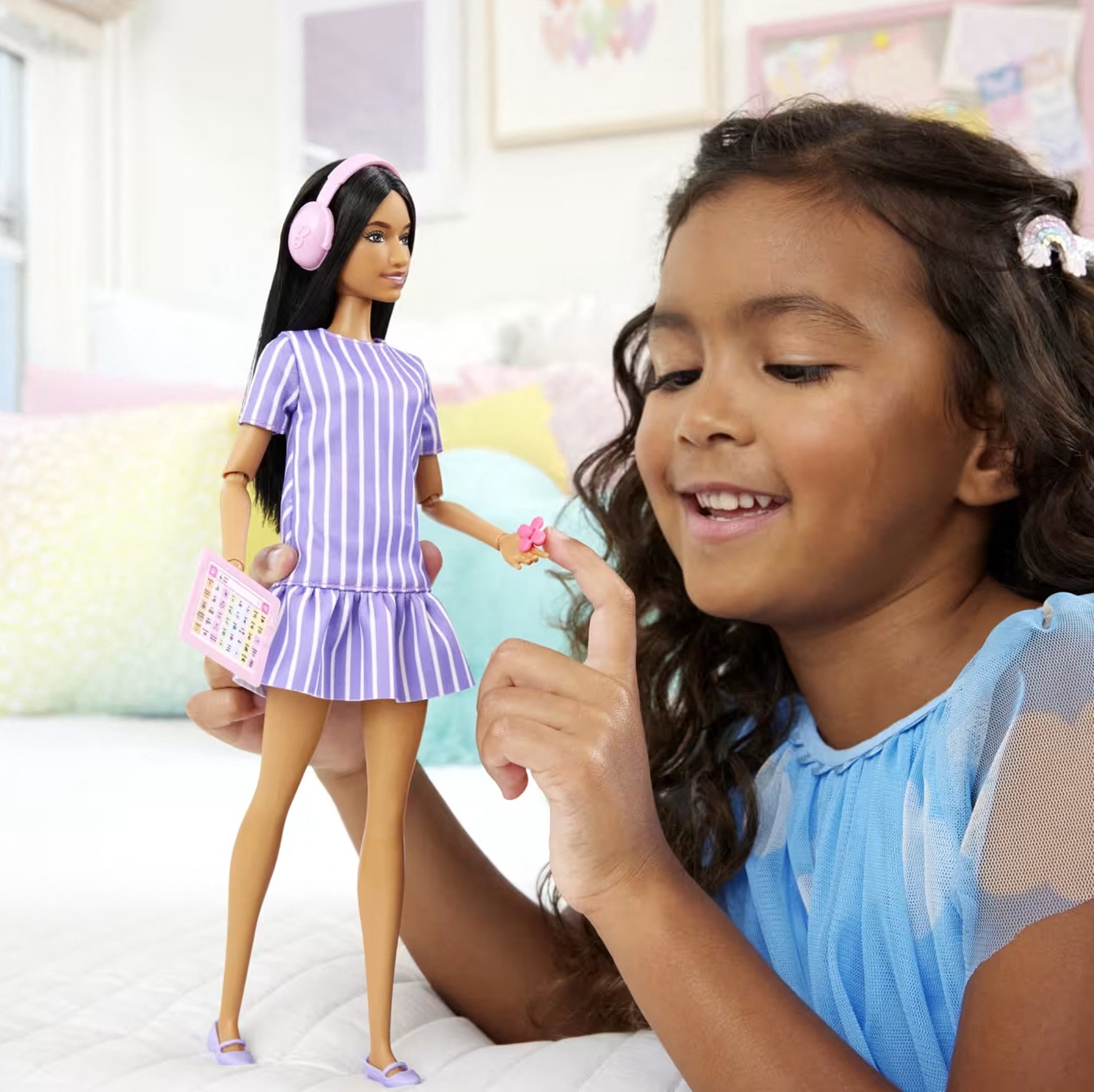 Prima Barbie cu autism a fost lansată. Ce impact are asta pentru copiii și părinții din comunitate, conform experților: „Ar trebui să te ajute să îți crești încrederea în cine ești”
