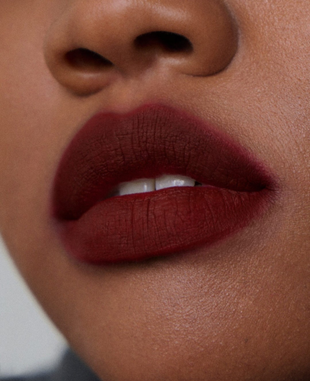 Buzele blurate, trendul de make-up care cucerește 2026. Sursa foto: Instagram/ viollete_fr