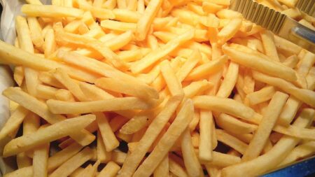 Cartofi prăjiți ca la fast-food, chiar la tine acasă. Trucuri pentru exterior crocant și interior pufos