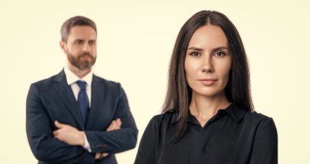 De ce drumul femeilor spre vârful companiilor este mai greu și cum crește presiunea de pe umerii lor