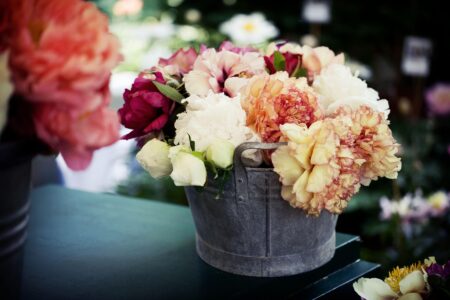 Flori care rezistă mai mult: trucuri simple pentru buchete care te bucură zile întregi