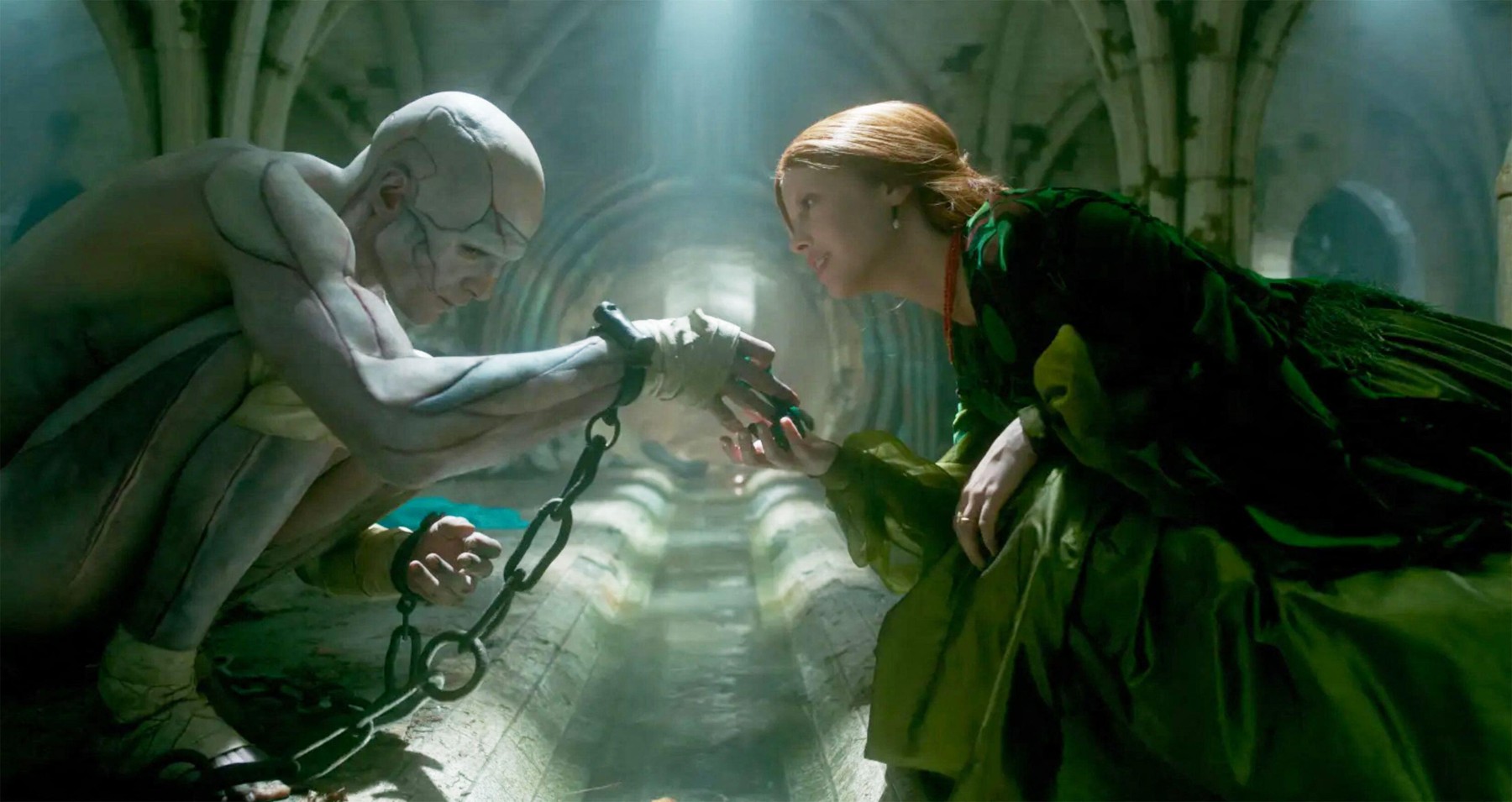 Jacob Elordi în rolul Creaturii și Mia Goth în rolul Elisabetei, în Frankenstein.Sursa foto: Pictorial Press, Pictorial Press Ltd / Alamy / Profimedia