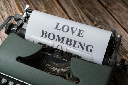 Îți dorești să începi relație? Învață ce este love bombing pentru a te feri de suferință