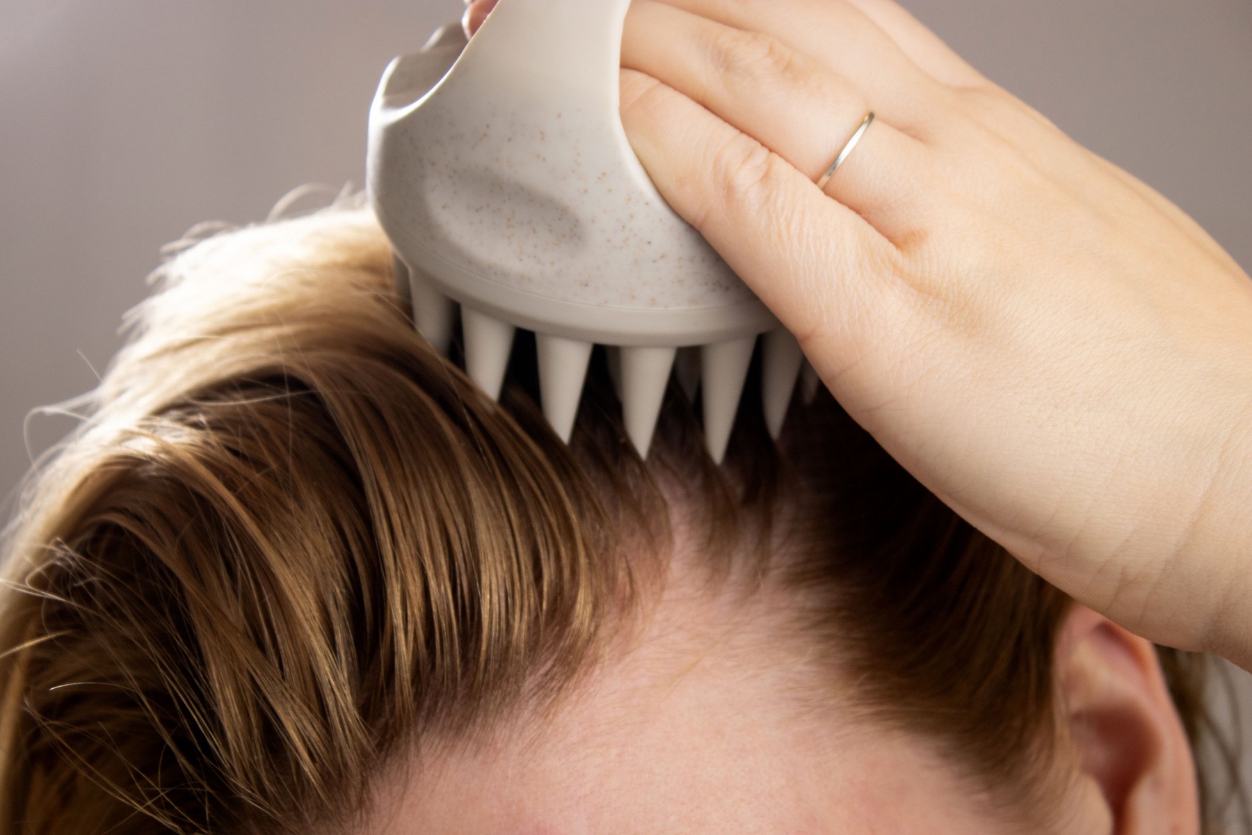 Masajul scalpului pentru păr sănătos și rădăcini puternice. Sursa foto: Tatjana M / Stock Budget / Profimedia