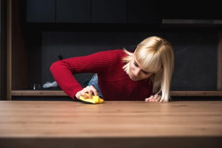 Ești prea strictă cu curățenia? Cum îți poate afecta asta relația cu partenerul