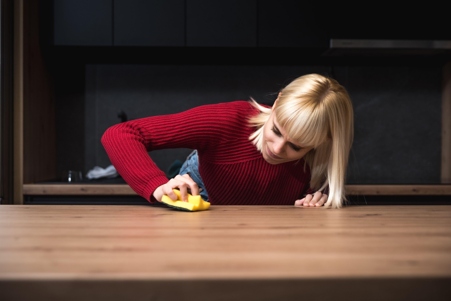 Obsesia pentru curățenie poate afecta relația de cuplu. Sursa foto: Srdjan Randjelovic / Alamy / Profimedia