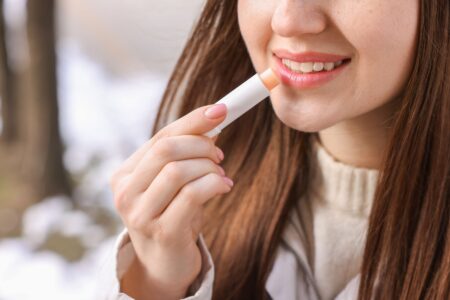 Cinci produse pentru buze pe care trebuie să le ai în geantă sezonul rece