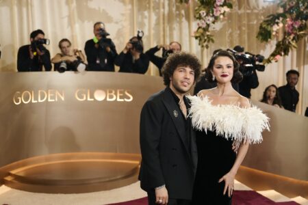 Eleganță și chimie pe covorul roșu. Selena Gomez și Benny Blanco împreună la Globurile de Aur 2026, la patru luni de când s-au căsătorit