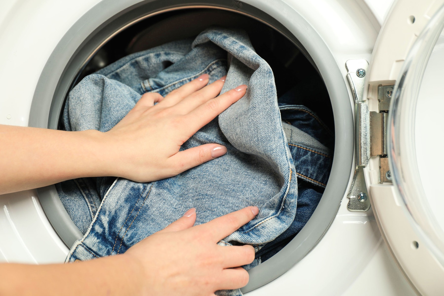 Cât de des să speli hainele fără să le strici. Sursa foto: Stock Budget / Profimedia