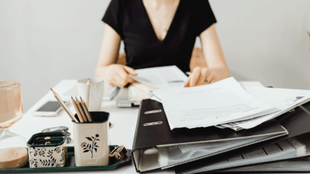 Ghid practic: cum îți pui actele în ordine pentru familie, fără stres