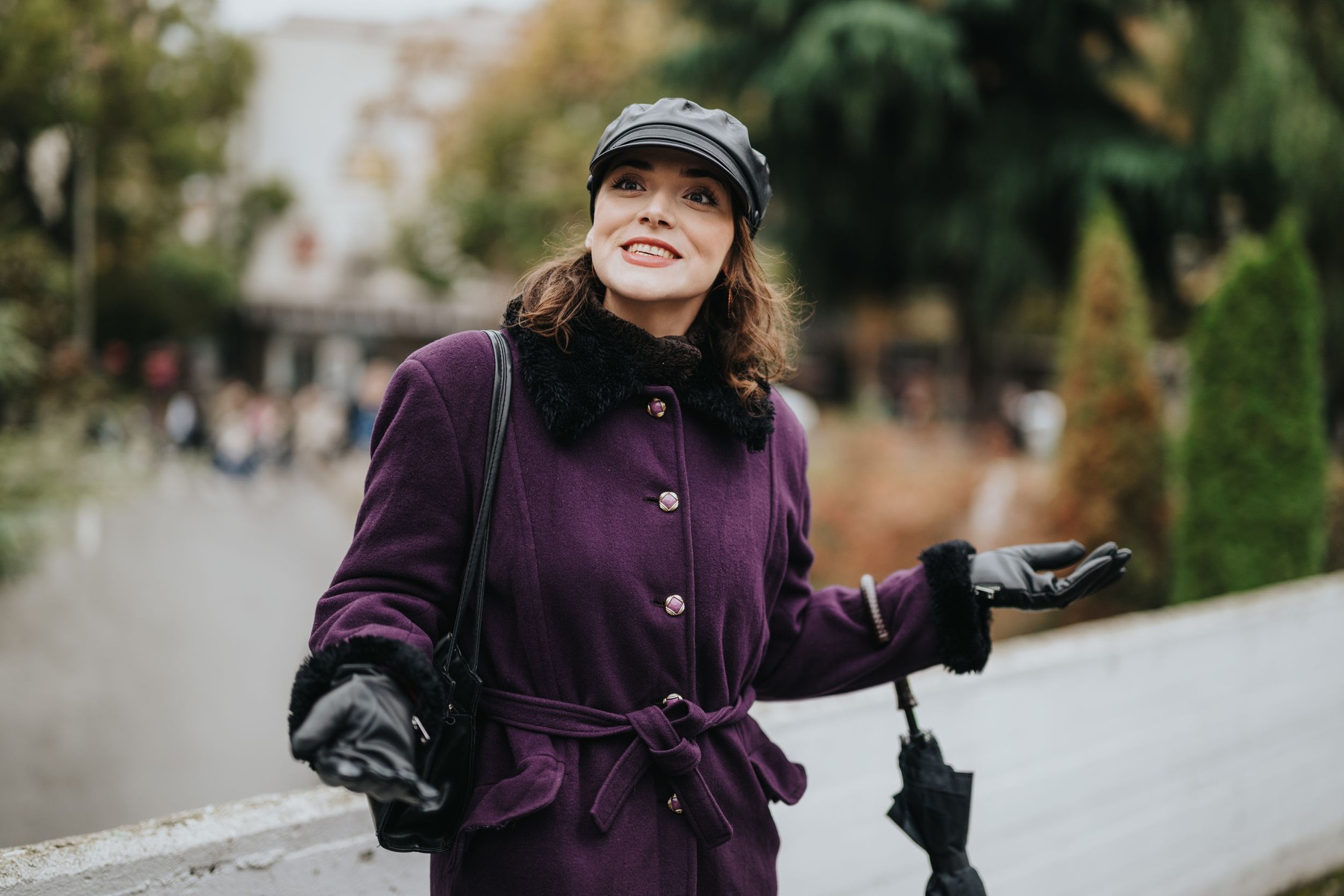 Ținute practice și stilate pentru zile ploioase. Sursa foto: Stock Budget / Profimedia