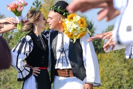 De la copilul-minune al „Tezaurului Folcloric” la mamă împlinită. Povestea artistei care îmbină perfect scena cu viața de familie. EXCLUSIV