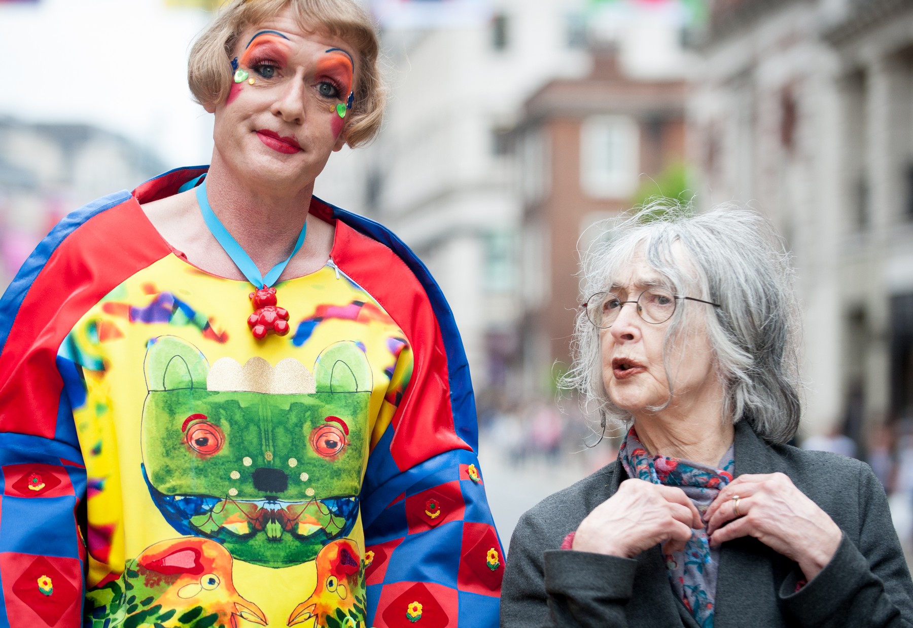 Artiștii Grayson Perry și Rose Wylie pozând pentru o fotografie în afara curții Royal Academy. Sursa foto: Gustavo Valiente / Zuma Press / Profimedia