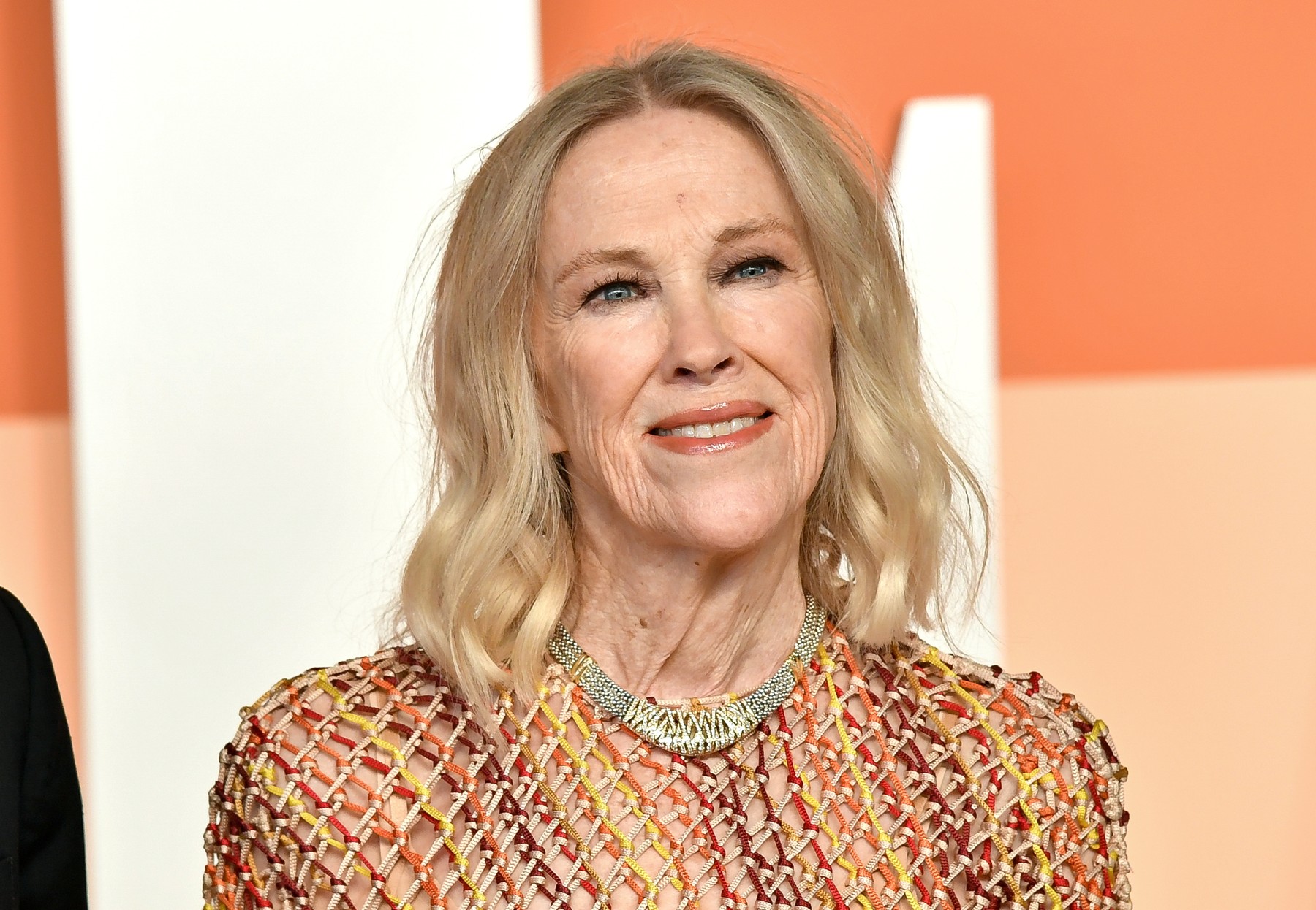 Catherine O’Hara sosind la petrecerea Vanity Fair de după Oscar, duminică, 2 martie 2025, la Wallis Annenberg Center for the Performing Arts din Beverly Hills, California. Sursa foto: Evan Agostini / AP / Profimedia