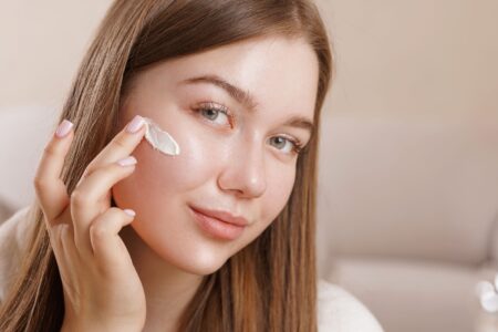 Cum să-ți descoperi tipul de ten și să-ți alegi produsele potrivite pentru o rutină care chiar funcționează