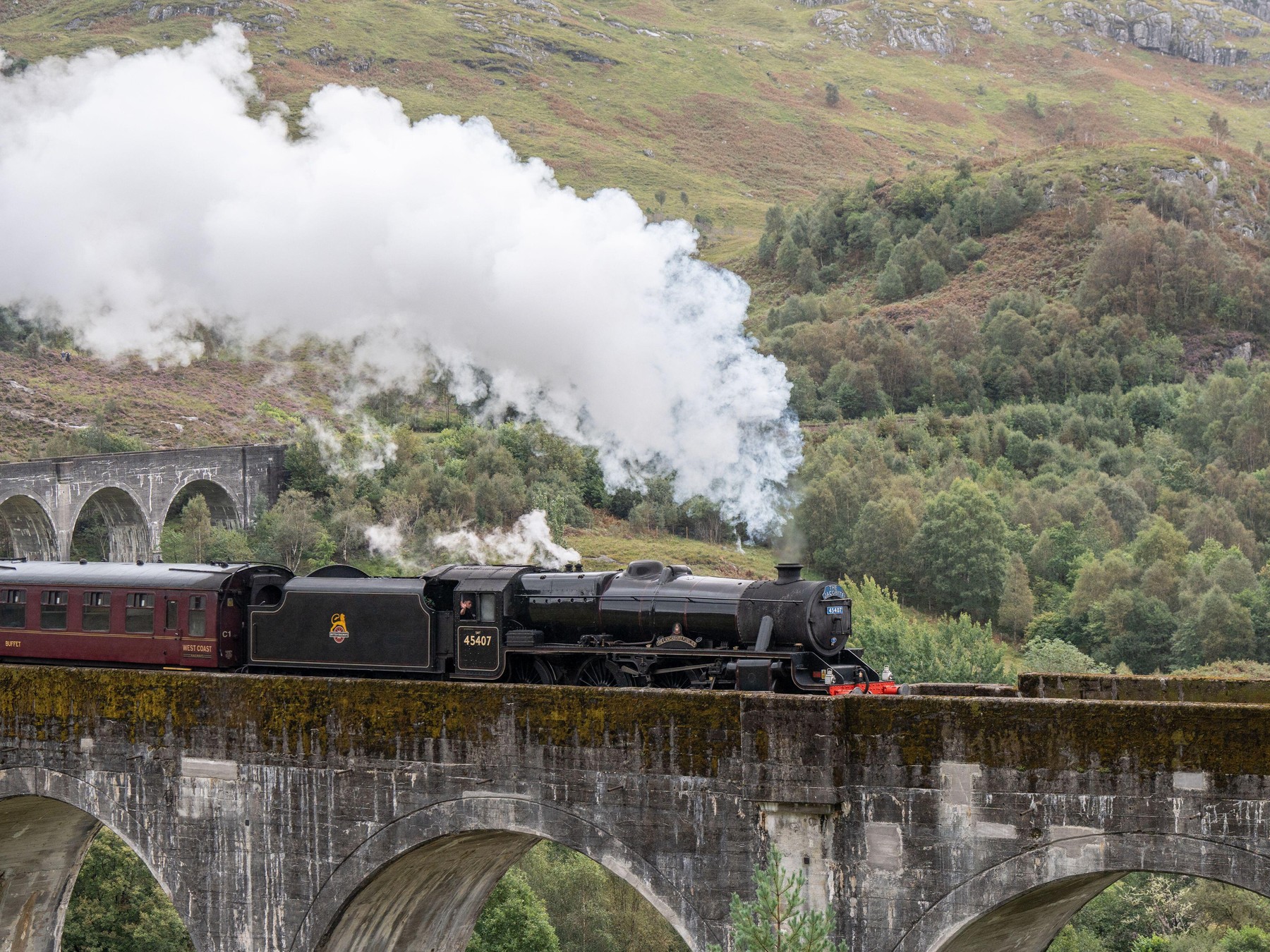 Plimbă-te cu Hogwarts Express în Scoția și admiră peisajele unde s-au filmat scenele celebre din Harry Potter. Sursa foto: Ian Knight / Alamy / Profimedia