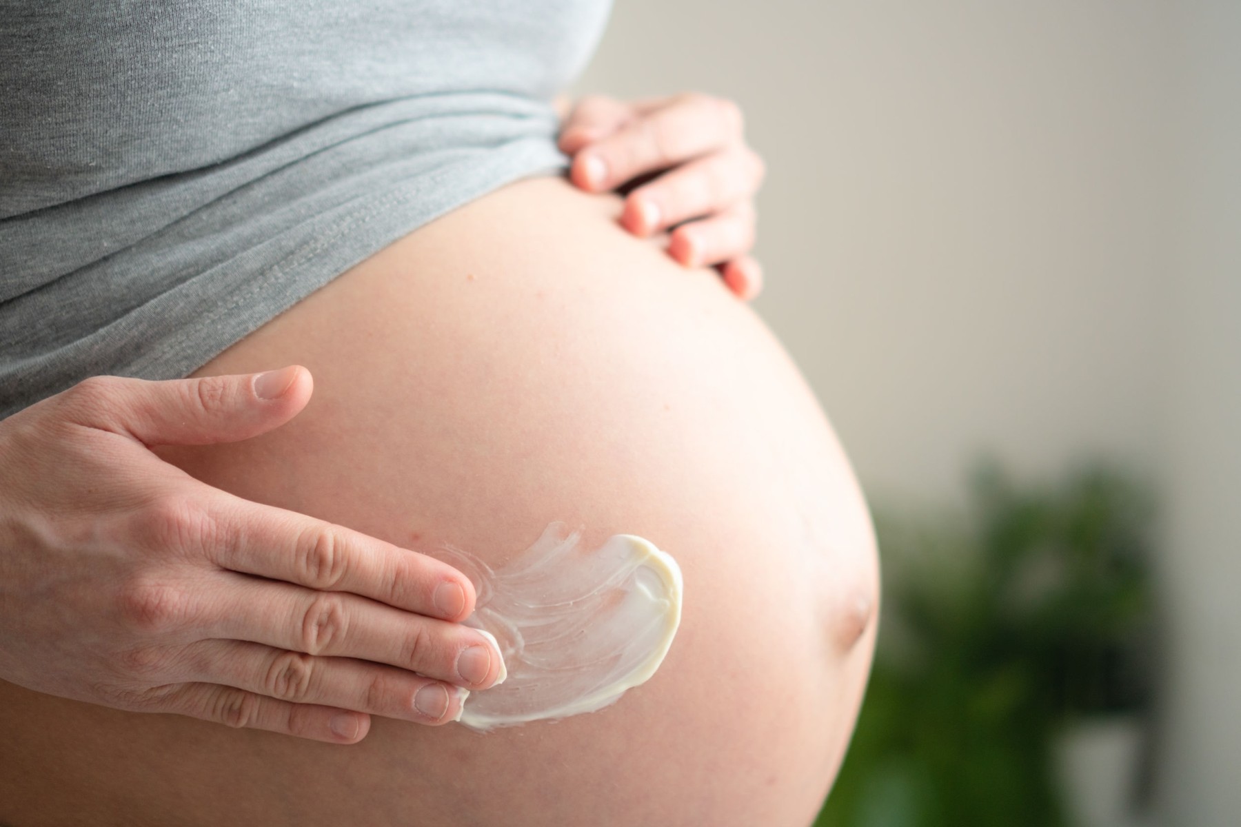 Rutina de îngrijire sigură pentru gravide produse recomandate și ingrediente de evitat. Sursa foto: Elena Skorobogatova / Stock Budget / Profimedia