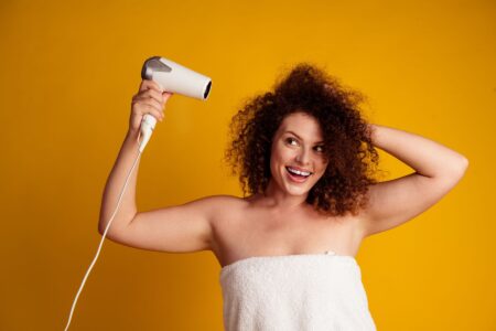 Trucuri esențiale pentru părul creț. Cum să previi ruperea și să obții lungimea dorită