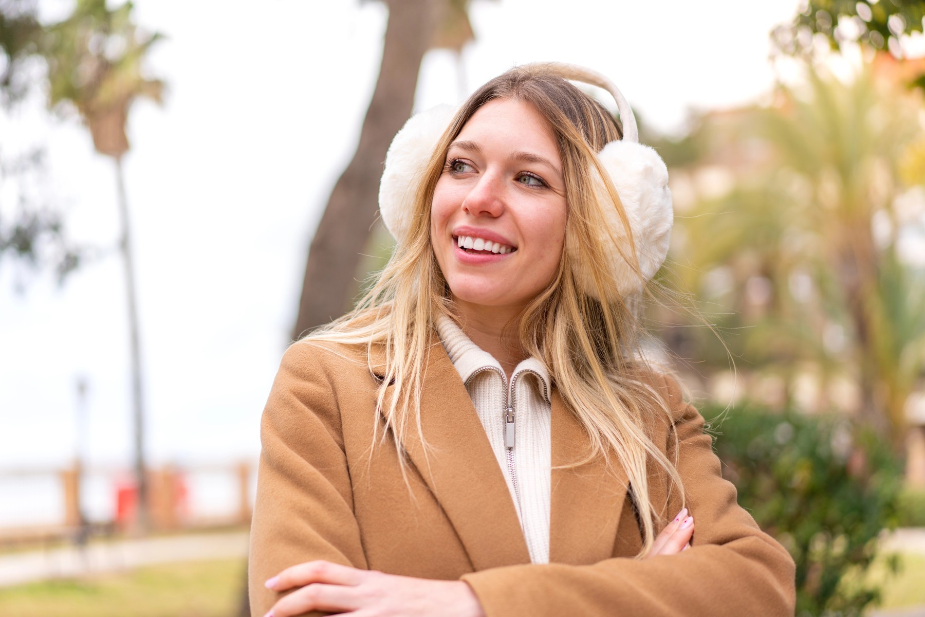 Căștile pufoase sunt în trend iarna aceasta. Sursa foto: DPphoto / Profimedia