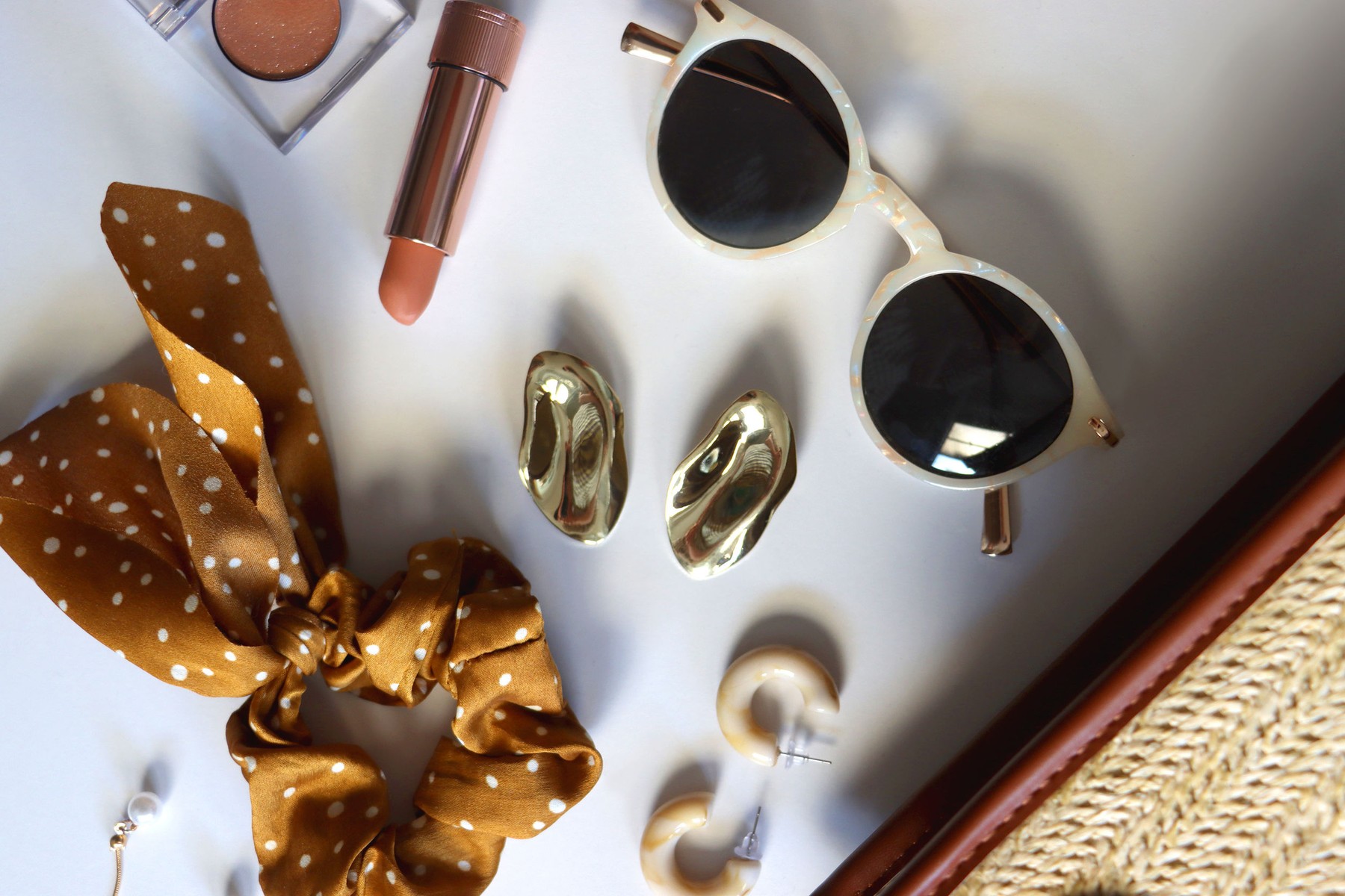 Accesorii surprinzătoare în 2026: ochelari futuristi, bijuterii spectaculoase și trucuri de stil pentru ținute memorabile. Sursa foto: Stock Budget / Profimedia