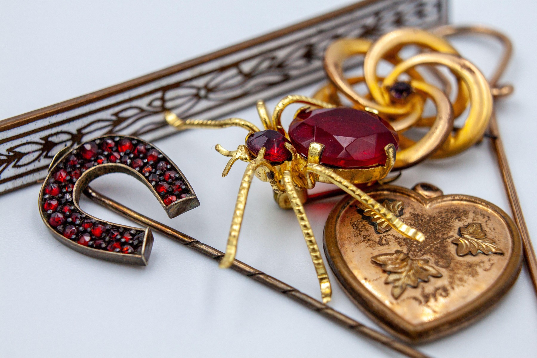 IColecție de bijuterii vintage: broșe și ace de rever victoriene, broșe Art Deco cu sticlă cehă, pandantive și broșe din email.Sursa foto: LKyle / Alamy / Profimedia