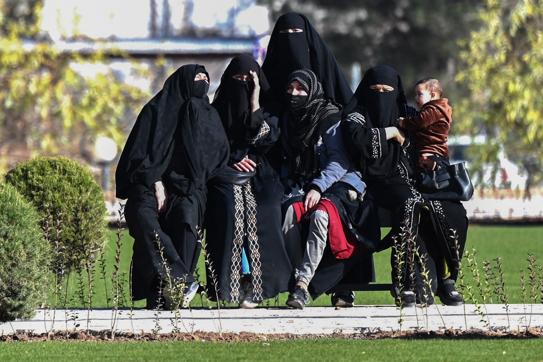 Femei afgane stând în exteriorul Marii Moschei din Herat, pe 8 ianuarie 2026. Sursa foto: Wakil KOHSAR / AFP / Profimedia