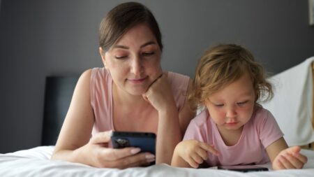 Copilul tău petrece prea mult pe telefon? Cum să impui limite clare, fără să apară certurile și sentimentul de vinovăție