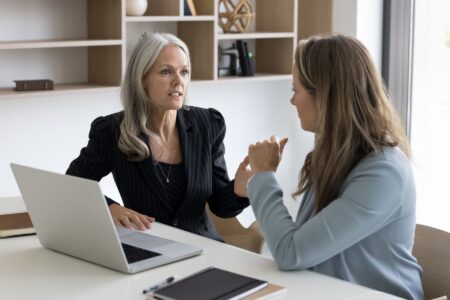 Ai făcut un împrumut pentru altcineva și ai rămas cu datoria? Cum îți recuperezi banii și cum te protejezi legal