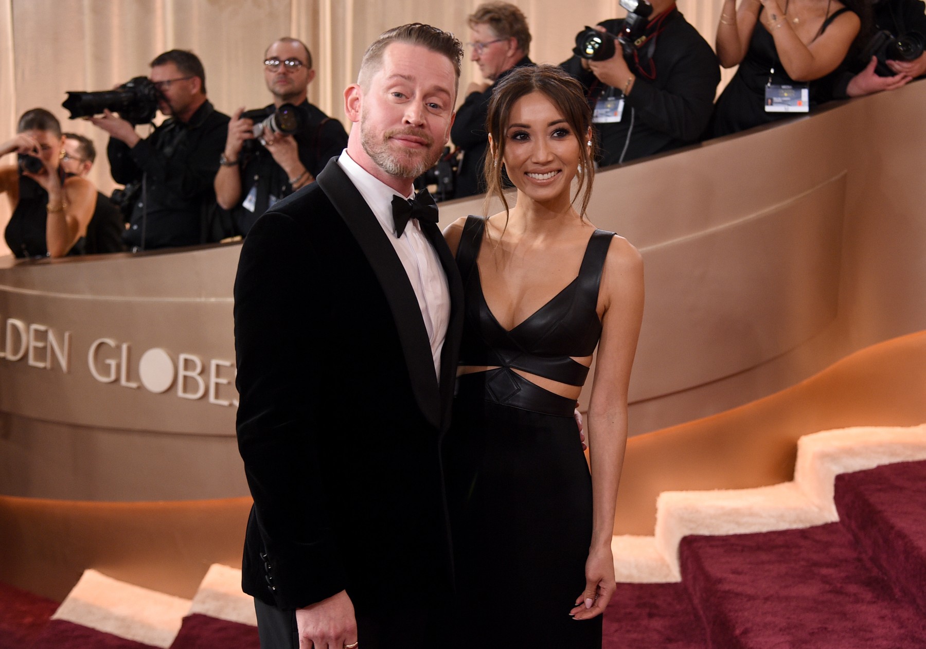 Macaulay Culkin și Brenda Song, la cea de-a 83-a ediție a Premiilor Globul de Aur, duminică, 11 ianuarie 2026, la Beverly Hilton din Beverly Hills, California. Sursa foto: Richard Shotwell / AP / Profimedia