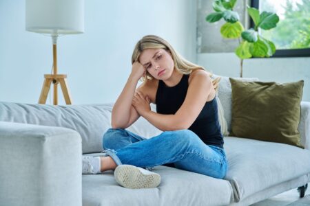 Dezechilibrul dintre estrogen și progesteron poate schimba felul în care te simți zilnic. Semnele pe care femeile le trec adesea cu vederea