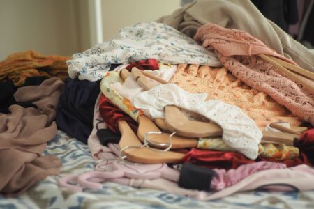 Organizează-ți garderoba ca un expert. Cum funcționează regula 3‑3‑3