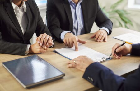 Te muți în casa socrilor? Ce trebuie să știi înainte să investești, pentru a-ți proteja banii și drepturile