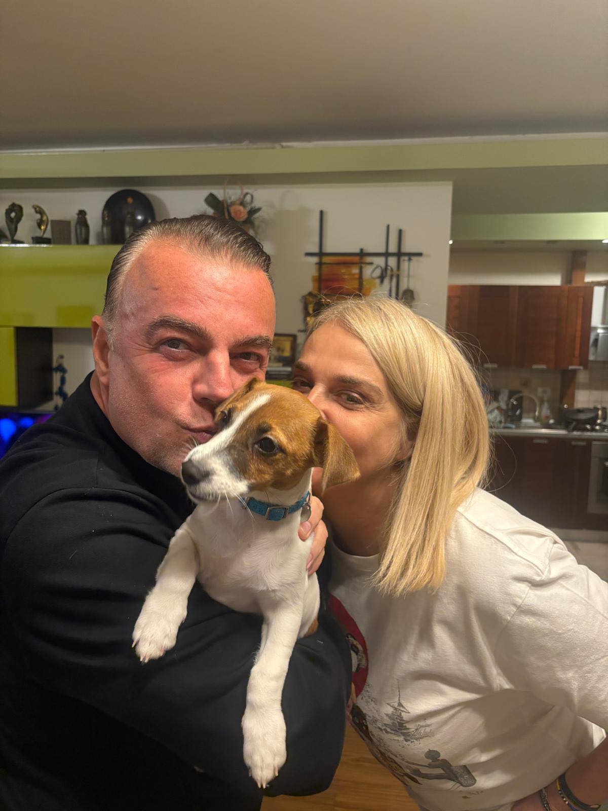 Iuliana Marciuc, Adrian Enache și cățelușul lor.Sursa foto: Facebook