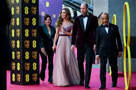 După trei ani de absență, Prințesa Kate a revenit pe covorul roșu al Premiilor BAFTA. Apariția a fost marcată de eleganță, zâmbete impecabile, dar și de „tensiuni incontesabile”