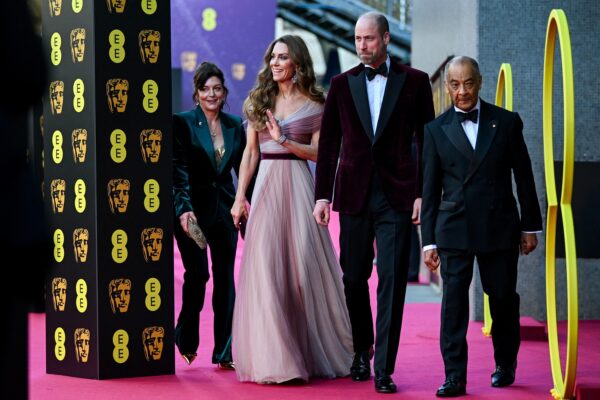 După trei ani de absență, Prințesa Kate a revenit pe covorul roșu al Premiilor BAFTA. Apariția a fost marcată de eleganță, zâmbete impecabile, dar și de „tensiuni incontesabile”