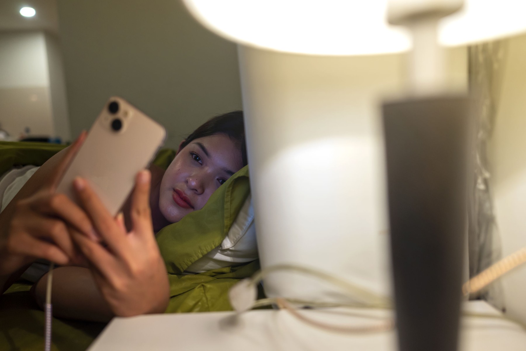 Lumina artificială seara poate dezechilibra hormonii și somnul. Sursa foto: Leo Lintang / Stock Budget / Profimedia