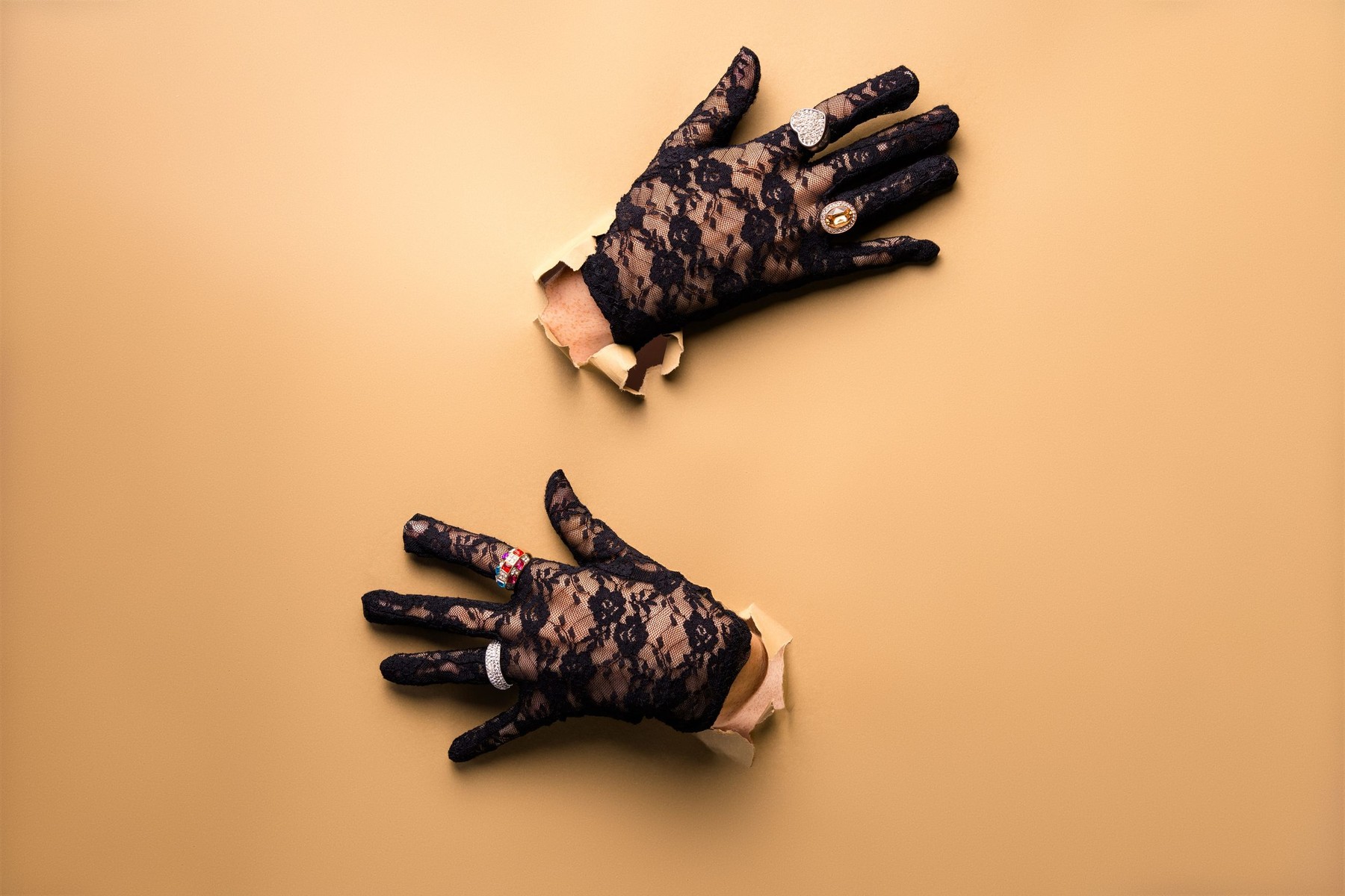 Mănușile din dantelă câștigă teren în lumea modei.Sursa foto: Stock Budget / Profimedia