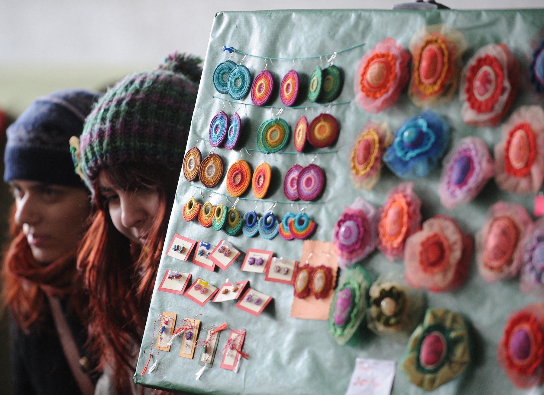 Mărțișorul aduce primăvara aproape: află poveștile, legendele și superstițiile din spatele acestui simbol al norocului, iubirii și renașterii naturii. Sursa foto: DANIEL MIHAILESCU / AFP / Profimedia