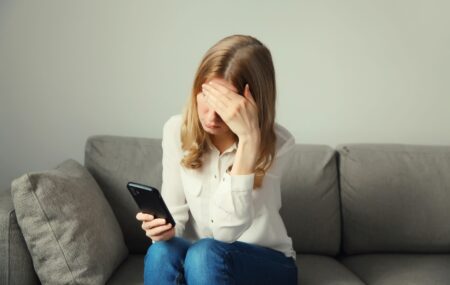 Ți-au fost postate online poze intime fără acord? Pașii legali pe care trebuie să îi faci imediat