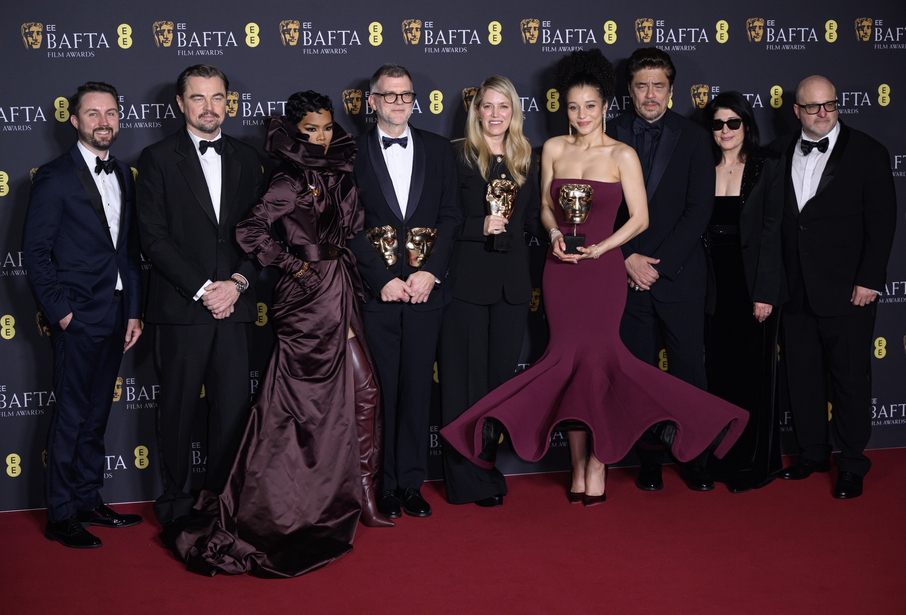 Andy Jurgensen, Leonardo DiCaprio, Teyana Taylor, Paul Thomas Anderson, Sara Murphy, Chase Infiniti, Benicio del Toro și Cassandra Kulukundis, alături de trofeele pentru Cel mai bun film, Cel mai bun regizor, Cel mai bun scenariu adaptat și Cea mai bună imagine, pentru „One Battle After Another”, la gala EE BAFTA Film Awards 2026. Sursa foto: Doug Peters / PA Images / Profimedia