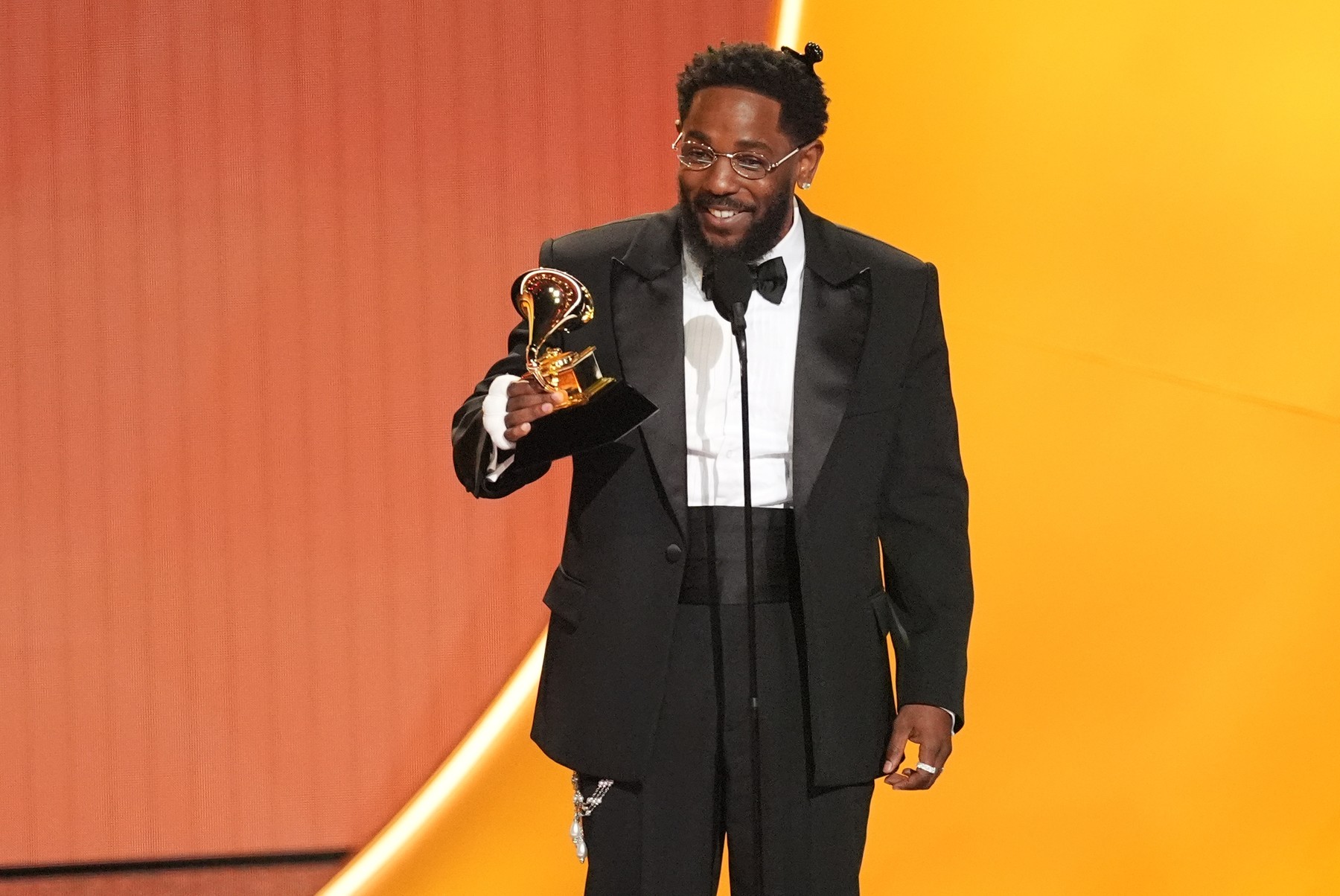 Kendrick Lamar, în stânga, acceptă premiul pentru cel mai bun album rap pentru piesa „GNX” în cadrul celei de-a 68-a ediții anuale a Premiilor Grammy, duminică, 1 februarie 2026, la Los Angeles. Sursa foto: Chris Pizzello / AP / Profimedia