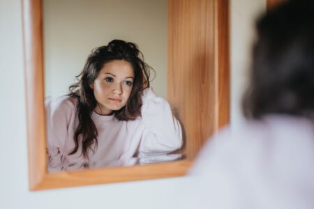 De ce acele trăsături care te deranjează la ceilalți sunt oglinda părților din tine pe care încă nu le-ai acceptat