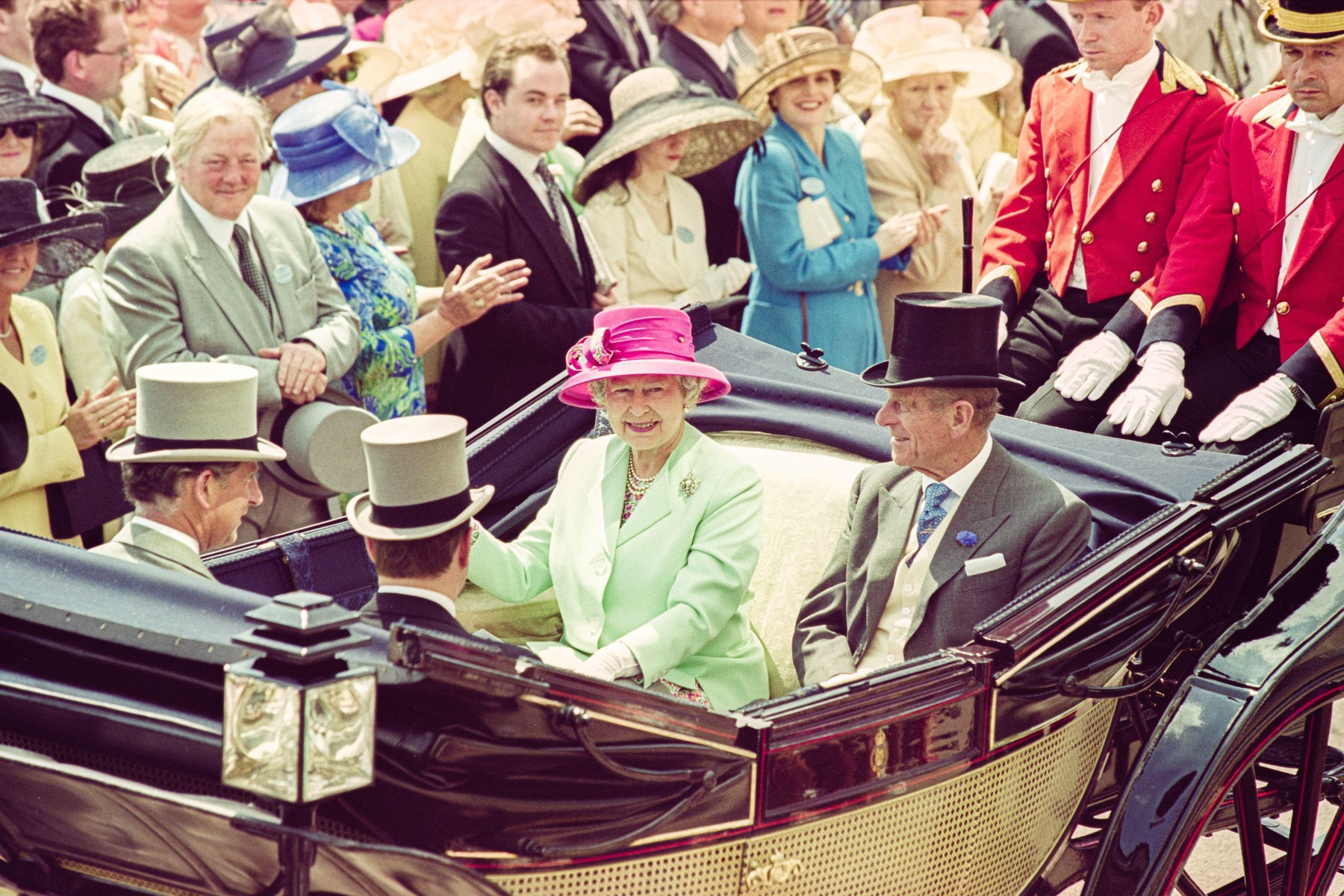 Imagine de arhivă cu Andrew Mountbatten-Windsor, fostul Prinț Andrew, sosind la Royal Ascot în 1999 alături de Prințul Charles, Majestatea Sa Regina Elisabeta și Prințul Philip. Sursa foto: Mr Riley / Alamy / Profimedia
