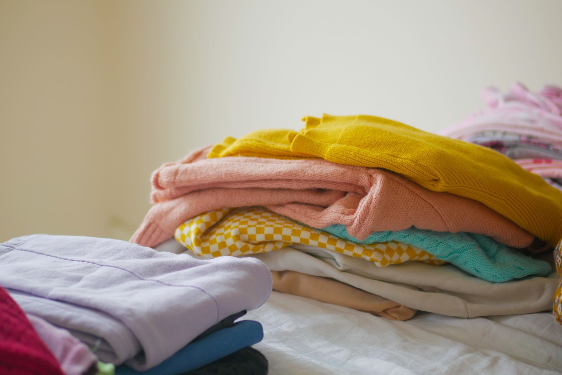 Reinventează-ți garderoba fără să cumperi haine noi cu trucuri creative și sustenabile. Sursa foto: Towfiqu barbhuiya / Stock Budget / Profimedia