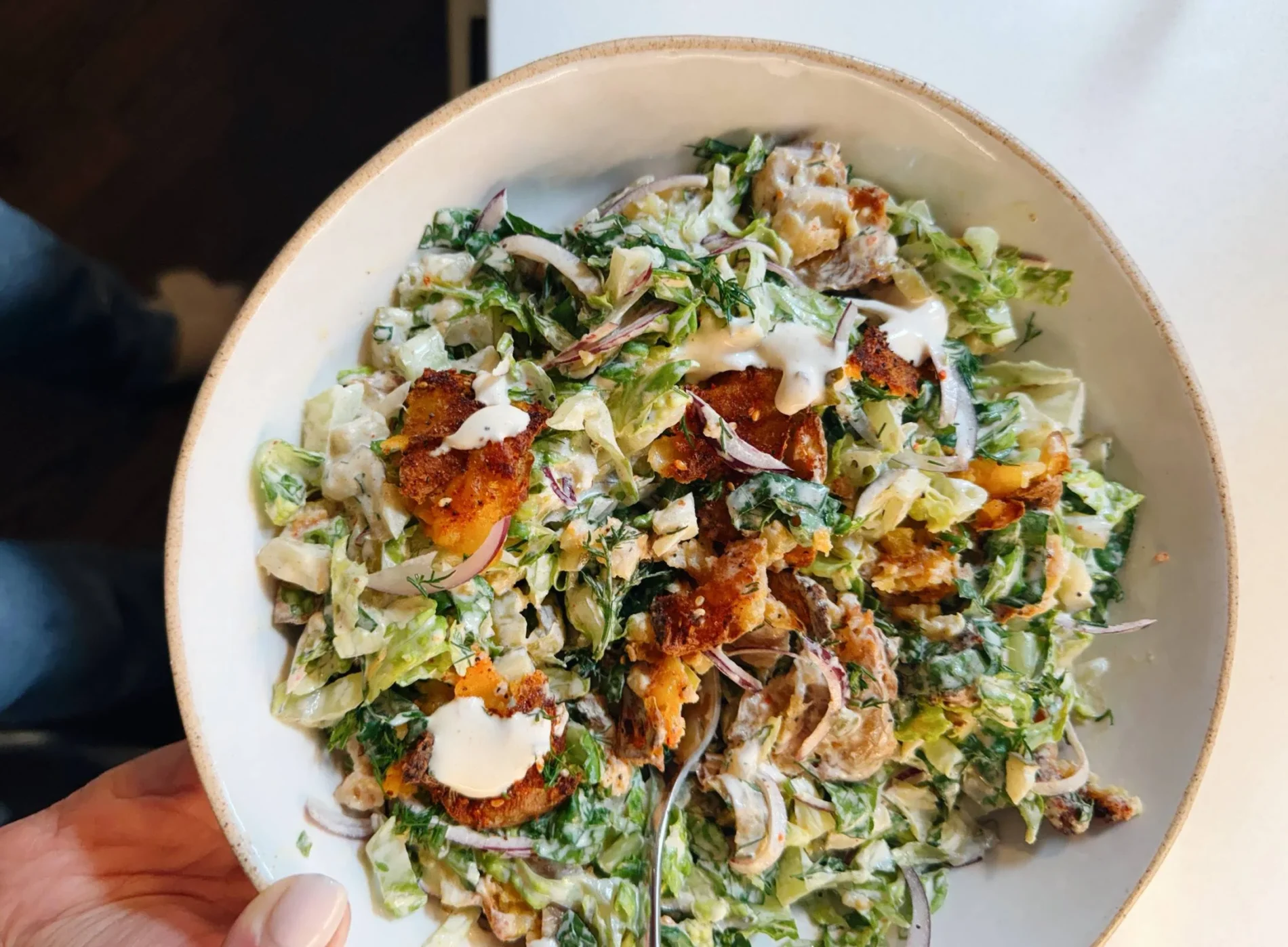 Rețeta pentru salata cu cartofi crocanți. Sursa foto: pinchofyum.com