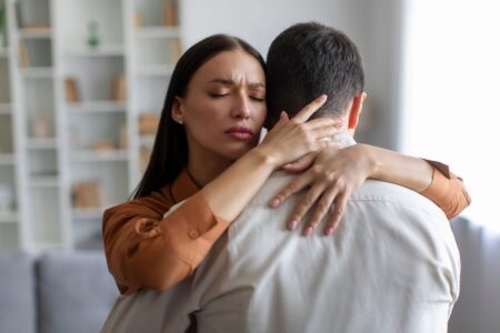 Ce este sindromul salvatorului. Tiparele ascunse care te împing spre parteneri instabili emoțional