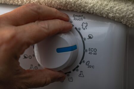Cum alegi temperatura corectă pentru fiecare spălare. Protejezi hainele și reduci factura la energie